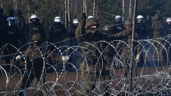 Полиция и военные Польши охраняют границу от мигрантов - Sputnik Беларусь