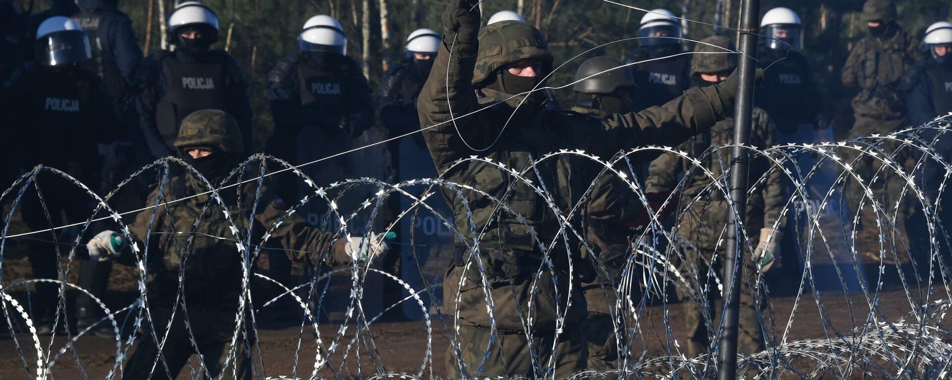 Полиция и военные Польши охраняют границу от мигрантов - Sputnik Беларусь, 1920, 23.11.2021