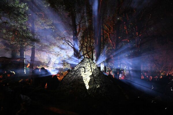 Ночью лагерь освещен прожекторами, которые включают польские военные. - Sputnik Беларусь