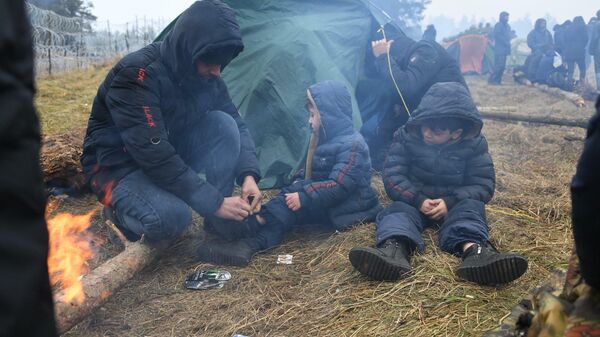 Беженцы в лагере на белорусско-польской границе - Sputnik Беларусь