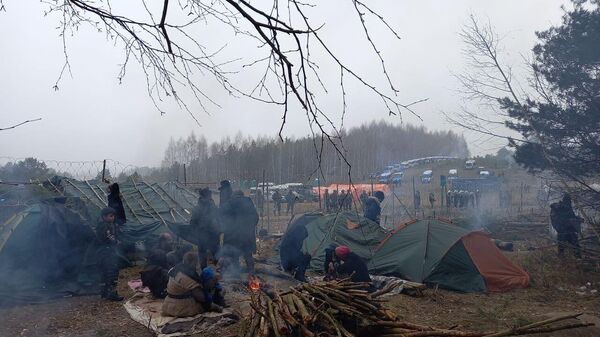 Дым, холод, землянки у колючки и нет еды: чем шокирует лагерь мигрантов - Sputnik Беларусь