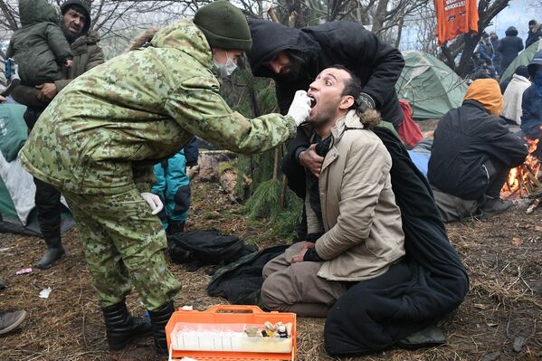 Медики осматривают больных в лагере мигрантов - Sputnik Беларусь