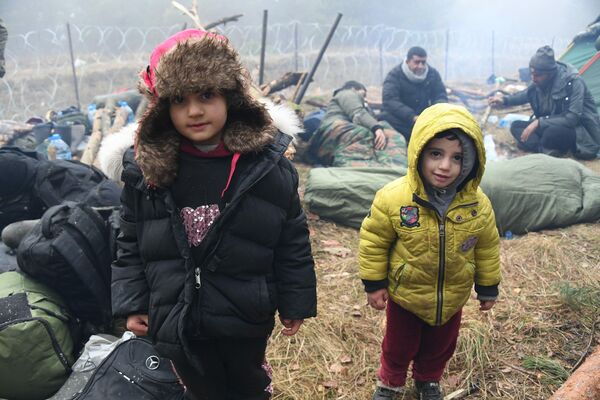 Дети в лагере мигрантов на белорусско-польской границе - Sputnik Беларусь
