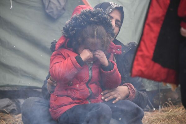 Дети в лагере мигрантов на белорусско-польской границе - Sputnik Беларусь