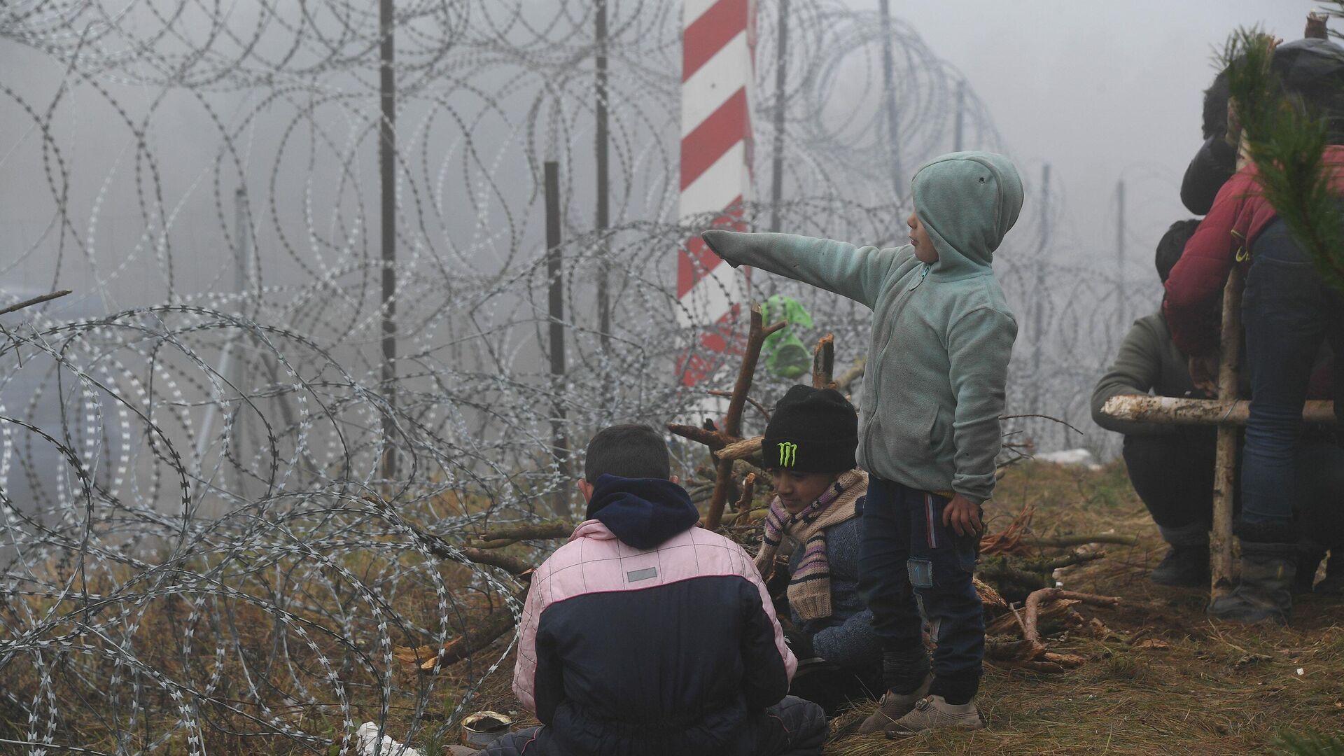 Дзеці ў лагеры мігрантаў на беларуска-польскай мяжы, архіўнае фота - Sputnik Беларусь, 1920, 30.10.2024