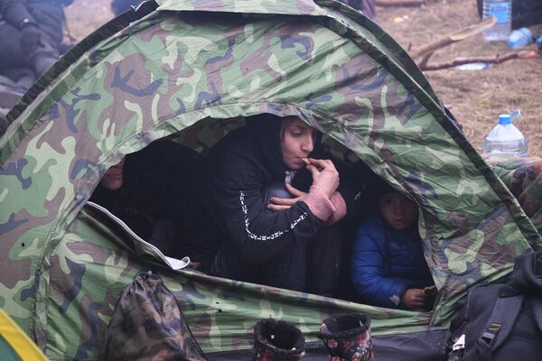 В лагере мигрантов на белорусско-польской границе - Sputnik Беларусь