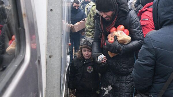 Раздача гуманитарной помощи беженцам в лагере на белорусско-польской границе - Sputnik Беларусь