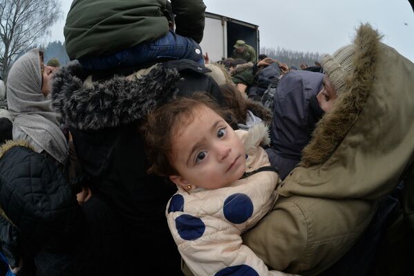 Раздача гуманитарной помощи беженцам в лагере на белорусско-польской границе - Sputnik Беларусь