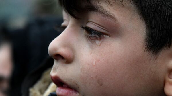 Хлопчык-бежанец плача ў лагеры мігрантаў - Sputnik Беларусь
