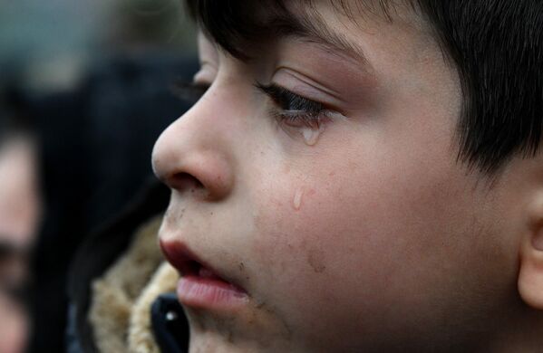 Мальчик-беженец плачет в лагере мигрантов - Sputnik Беларусь