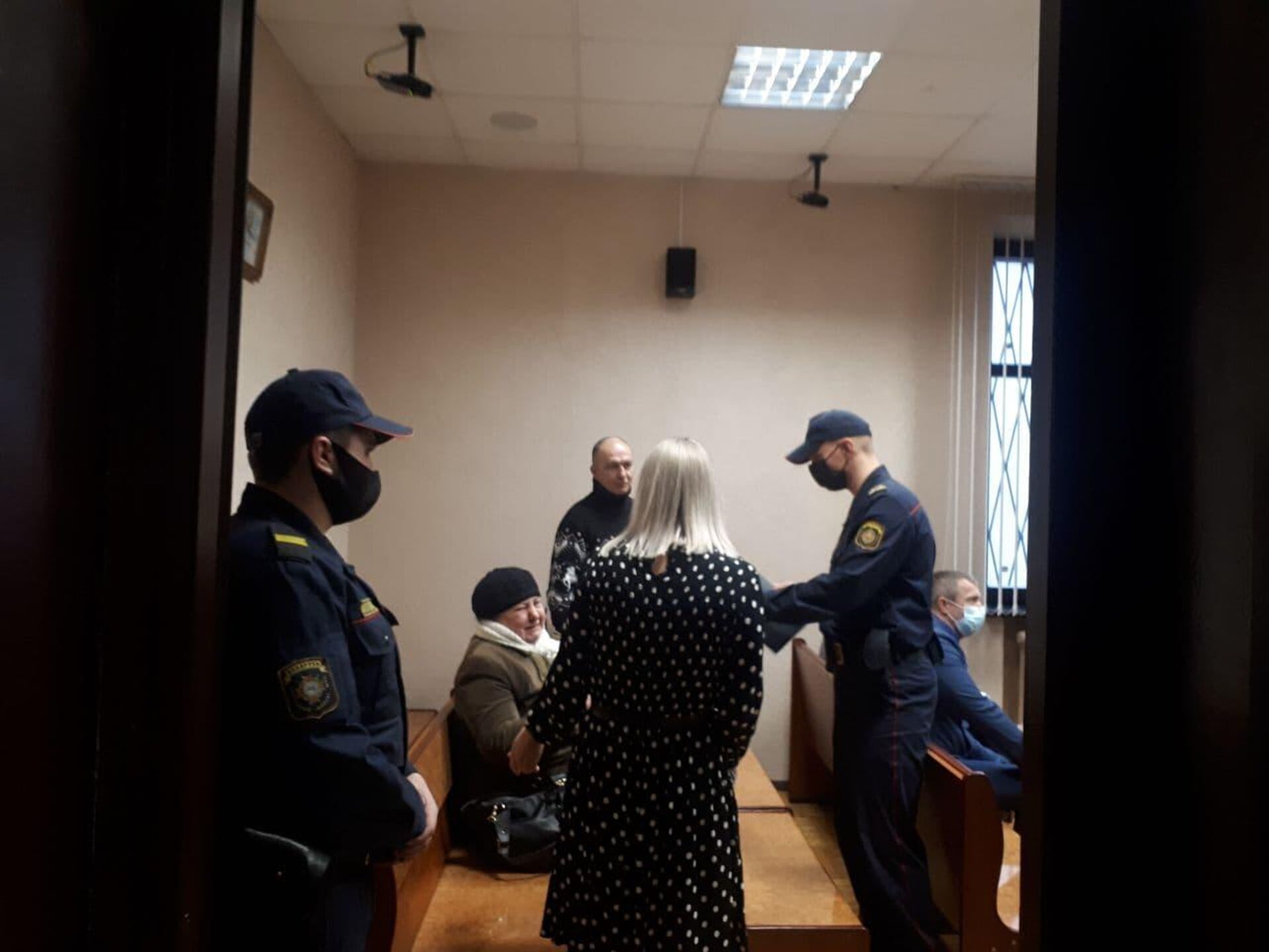 Мать одного из обвиняемых рыдала и не хотела уходить из зала - Sputnik Беларусь, 1920, 15.11.2021