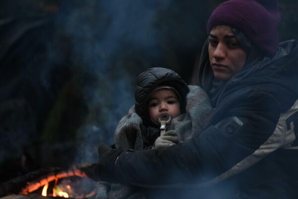 Женщина с ребенком в лагере беженцев на белорусско-польской границе - Sputnik Беларусь