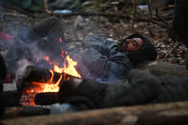 Беженцы спят на земле у белорусско-польской границы - Sputnik Беларусь