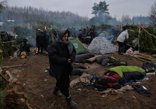 Беженцы спят на земле у белорусско-польской границы - Sputnik Беларусь