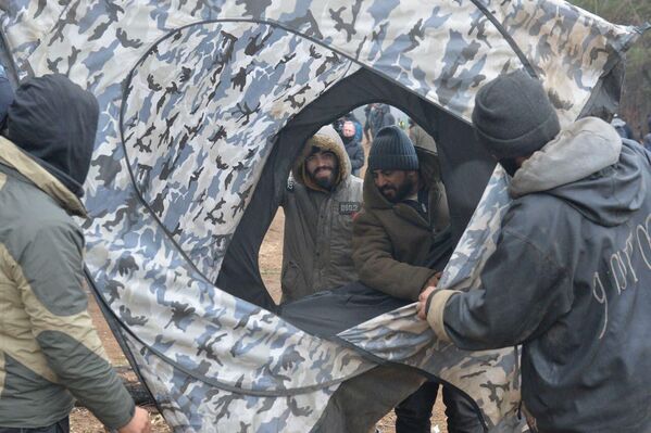 Мигранты собирают палатки - Sputnik Беларусь