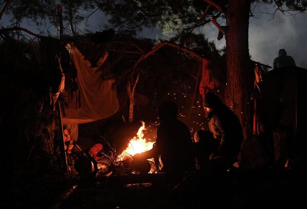 Ночь в лагере мигрантов на белорусско-польской границе - Sputnik Беларусь
