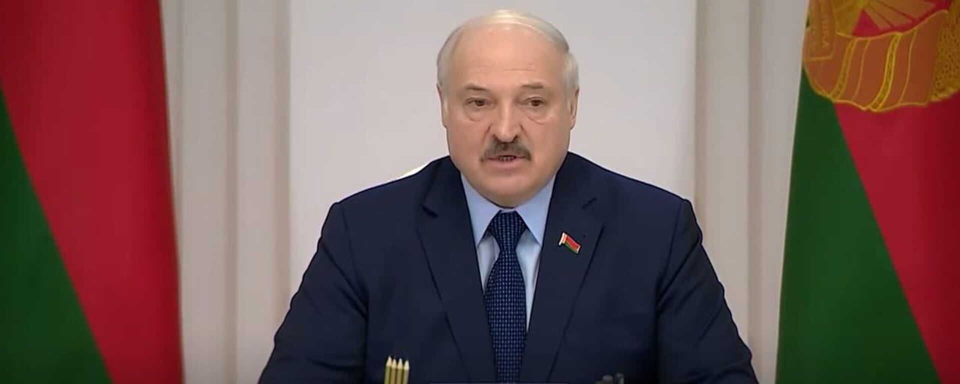 Лукашенко заявил о готовности отправить беженцев в Германию на самолете - Sputnik Беларусь, 1920, 15.11.2021