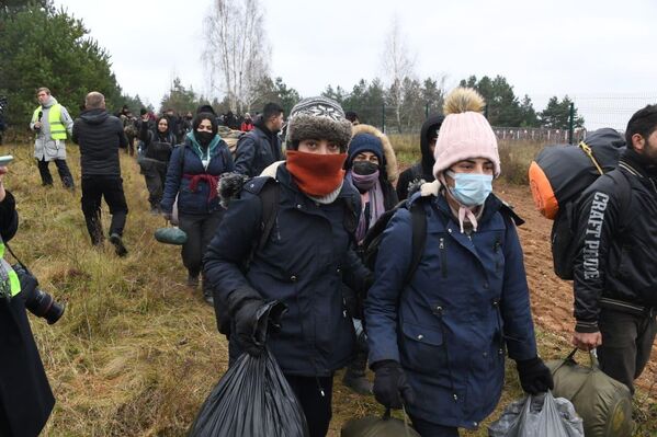 Поток беженцев движется к польскому погранпереходу Кузница - Sputnik Беларусь