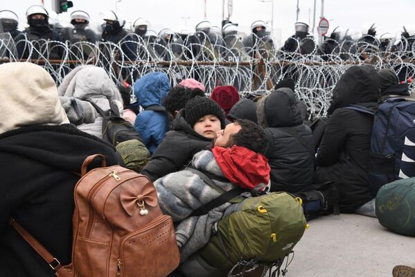 Поток беженцев движется к польскому погранпереходу Кузница - Sputnik Беларусь