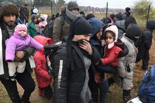 Беженцы покинули лагерь и перешли на новое место у КПП Кузница - Sputnik Беларусь