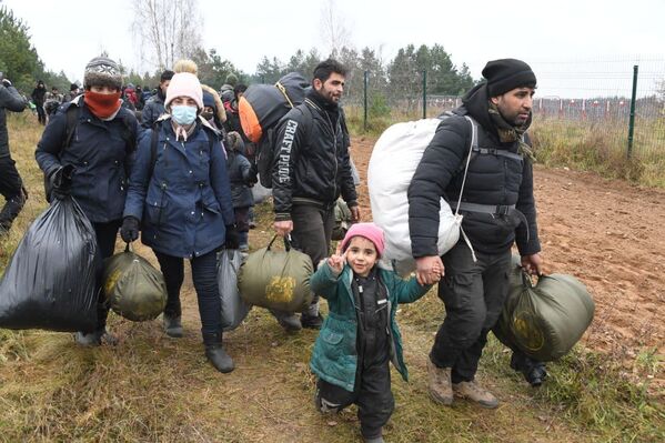 Беженцы покинули лагерь и перешли на новое место у КПП Кузница - Sputnik Беларусь