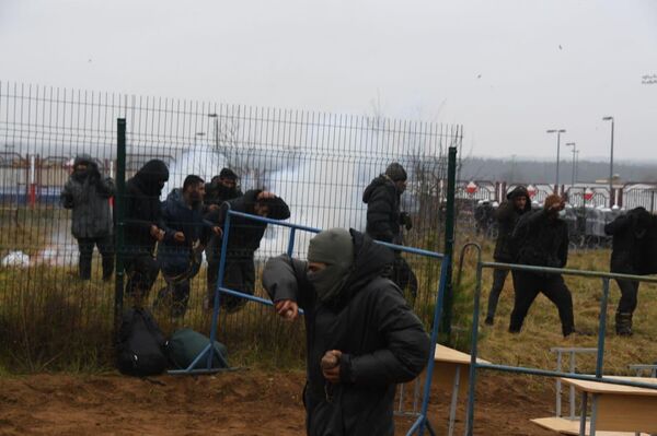 Газ и водометы против мигрантов на границе - Sputnik Беларусь