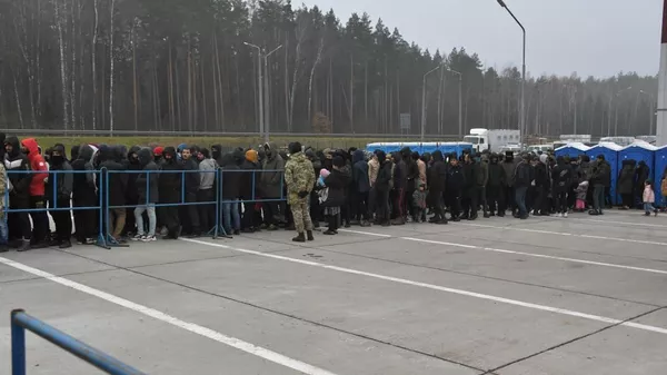 Очередь на завтрак в лагере мигрантов Очередь на завтрак в лагере мигрантов - Sputnik Беларусь