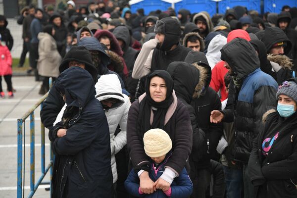 Беженцы в очереди за продуктами - Sputnik Беларусь