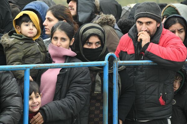 Беженцы в очереди за продуктами - Sputnik Беларусь