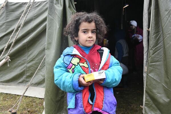 Дети беженцев получили продукты от белорусского Красного Креста - Sputnik Беларусь