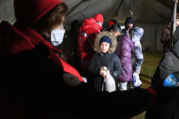Беженцев получили продукты от белорусского Красного Креста - Sputnik Беларусь