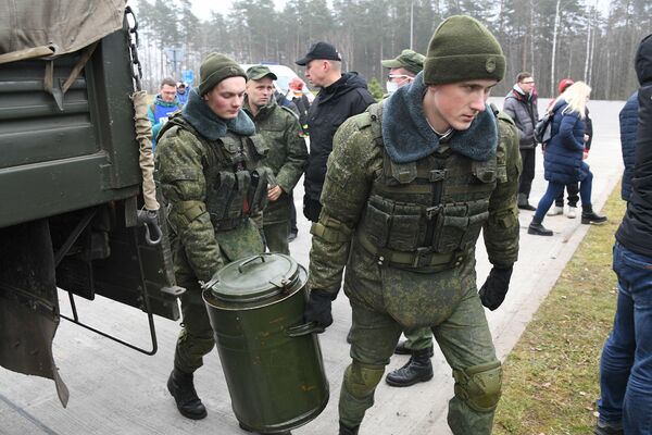 Белорусские военные привезли продукты к центру, где разместили мигрантов - Sputnik Беларусь