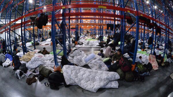 Мигранты, размещенные в логистическом центре Гродненской области - Sputnik Беларусь