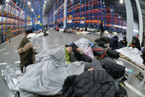 Мигранты, размещенные в логистическом центре Гродненской области - Sputnik Беларусь