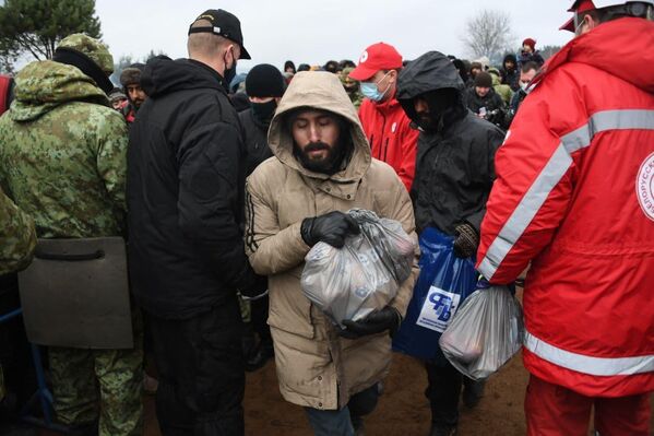 Мигрантам выдают продукты во временном центре - Sputnik Беларусь