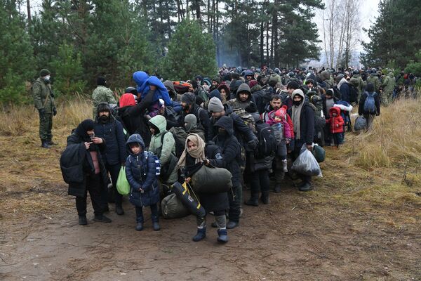 Мигранты покидают лагерь у границы с Польшей - Sputnik Беларусь