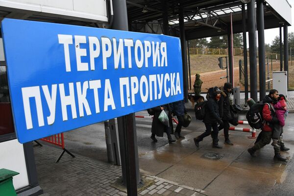 Мигранты покидают лагерь у границы с Польшей - Sputnik Беларусь