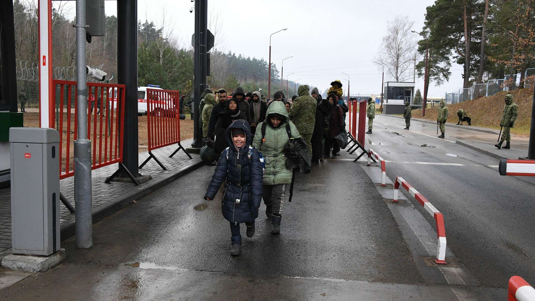 Обстановка на границе беларуси с украиной. Мигранты на польско белорусской границе. Обстановка на белорусско украинской границе сейчас новая Гута.