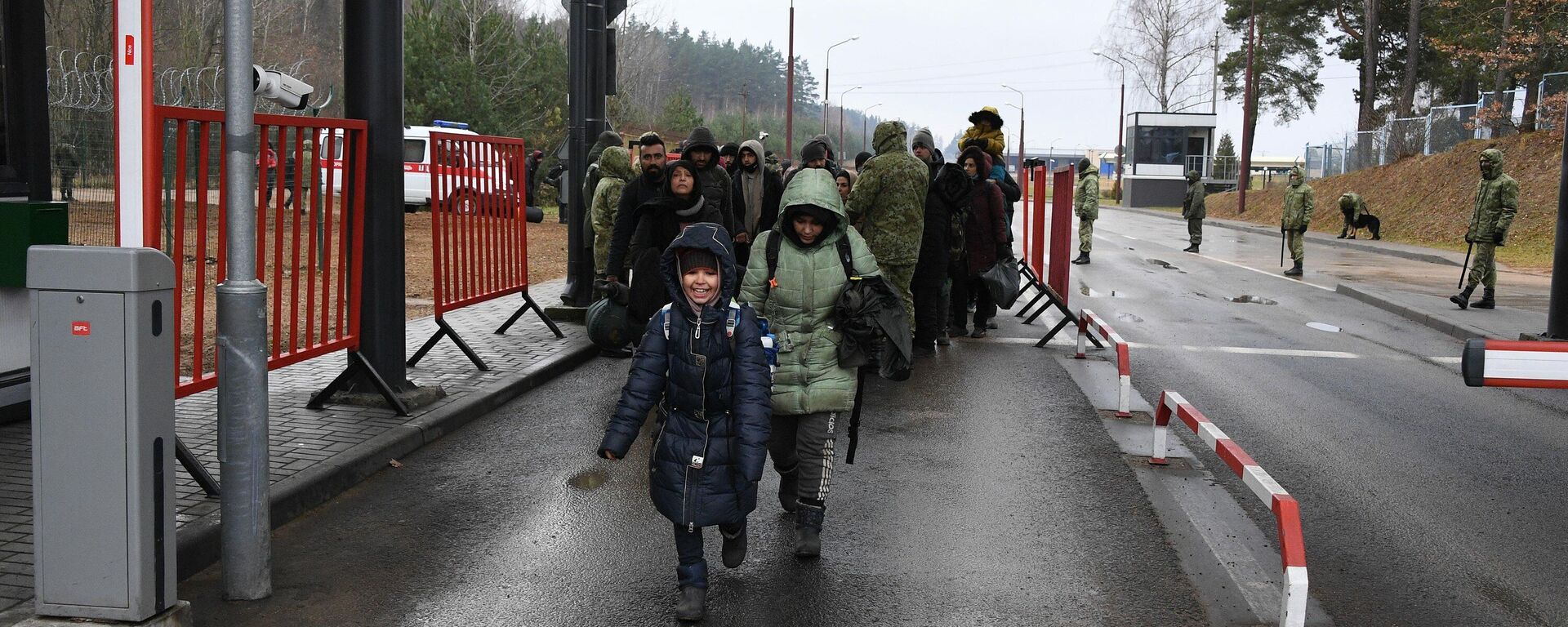 Мигранты покидают лагерь у границы с Польшей - Sputnik Беларусь, 1920, 19.11.2021