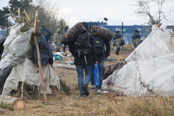 Мигранты покинули лагерь у границы с Польшей - Sputnik Беларусь