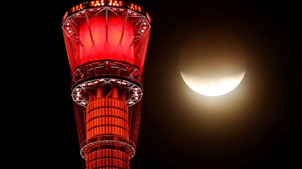 Луна рядом с самой высокой в мире телебашней Tokyo Skytree во время частичного лунного затмения в Токио, Япония - Sputnik Беларусь