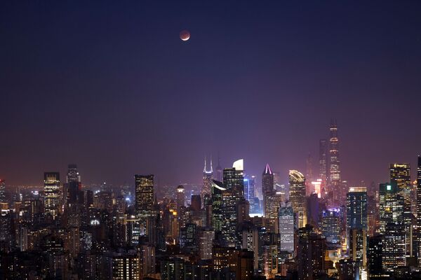 Лунное затмение над горизонтом Шанхая, Китай. - Sputnik Беларусь
