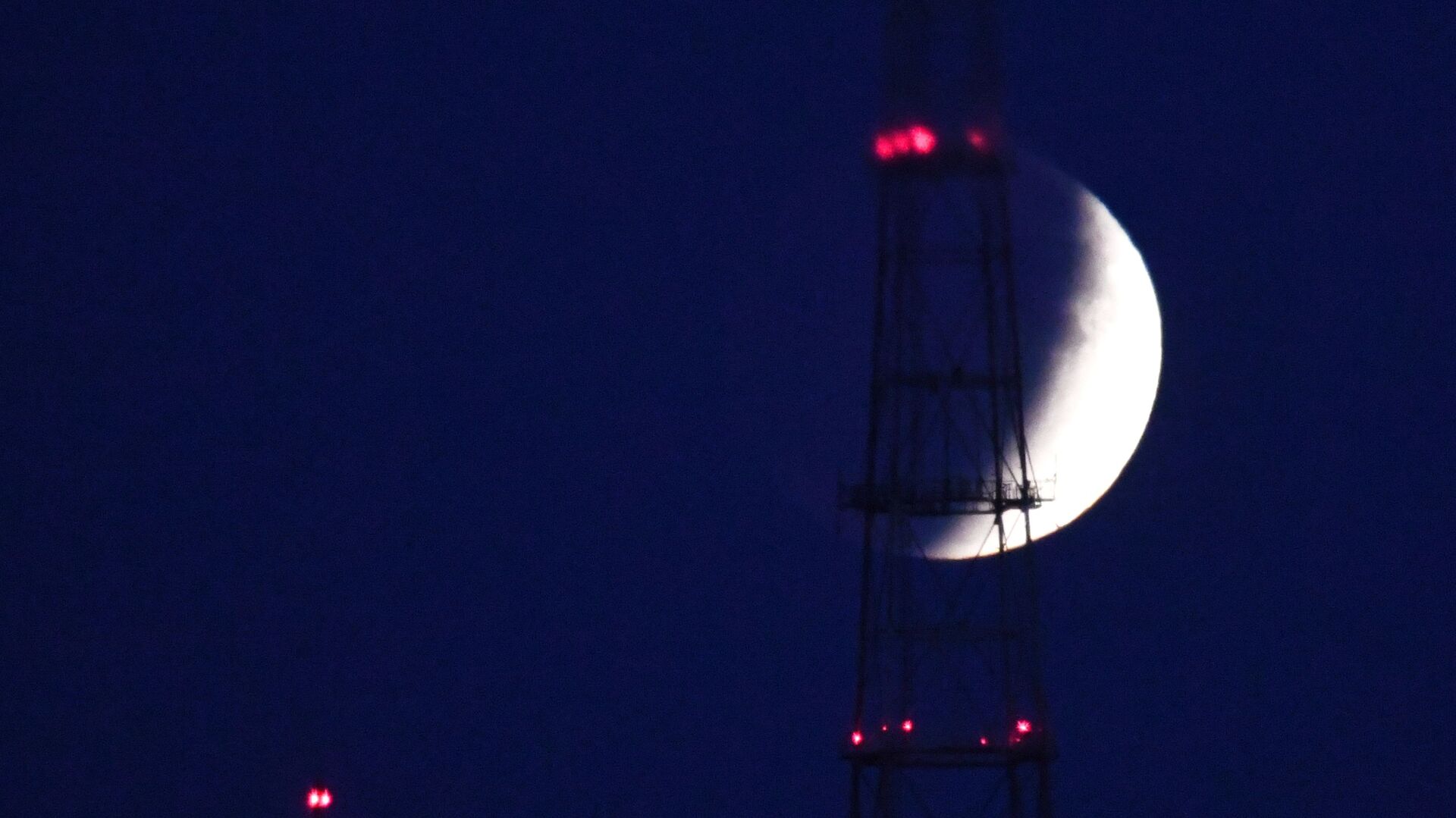 Луна во время затмения во Владивостоке - Sputnik Беларусь, 1920, 18.04.2022