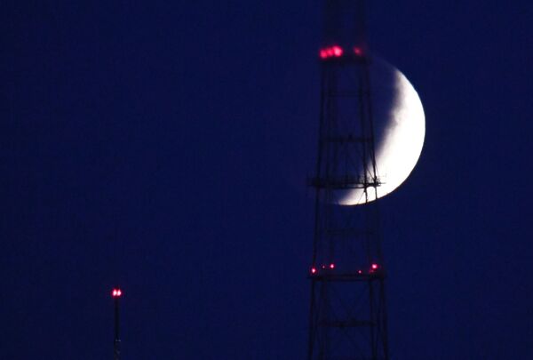 Луна во время затмения во Владивостоке. Это самое продолжительное частное затмение Луны с XV века, которое продлилось 3 часа 28 минут.  - Sputnik Беларусь