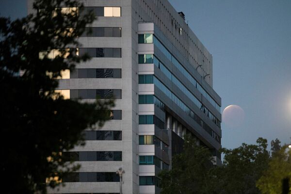 Частичное лунное затмение также было видно в Сантьяго, Чили. - Sputnik Беларусь