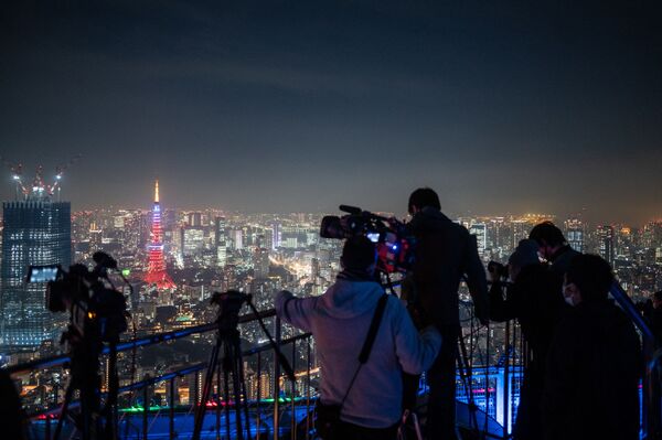 Видеожурналисты снимают лунное затмение со смотровой площадки Роппонги-Хиллз на фоне освещенной Токийской башни. - Sputnik Беларусь