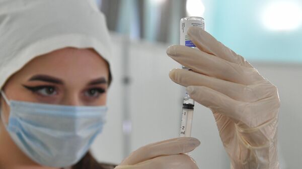 Медицинская сестра набирает вакцину в шприц - Sputnik Беларусь