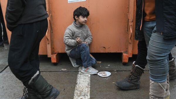 Мигранты получают питание в центре - Sputnik Беларусь