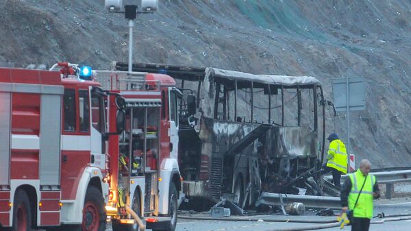 Полиция и спасатели рядом со сгоревшим автобусом в Болгарии - Sputnik Беларусь