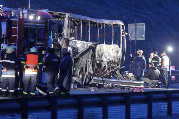 Полиция и спасатели рядом со сгоревшим автобусом с пассажирами в Болгарии - Sputnik Беларусь